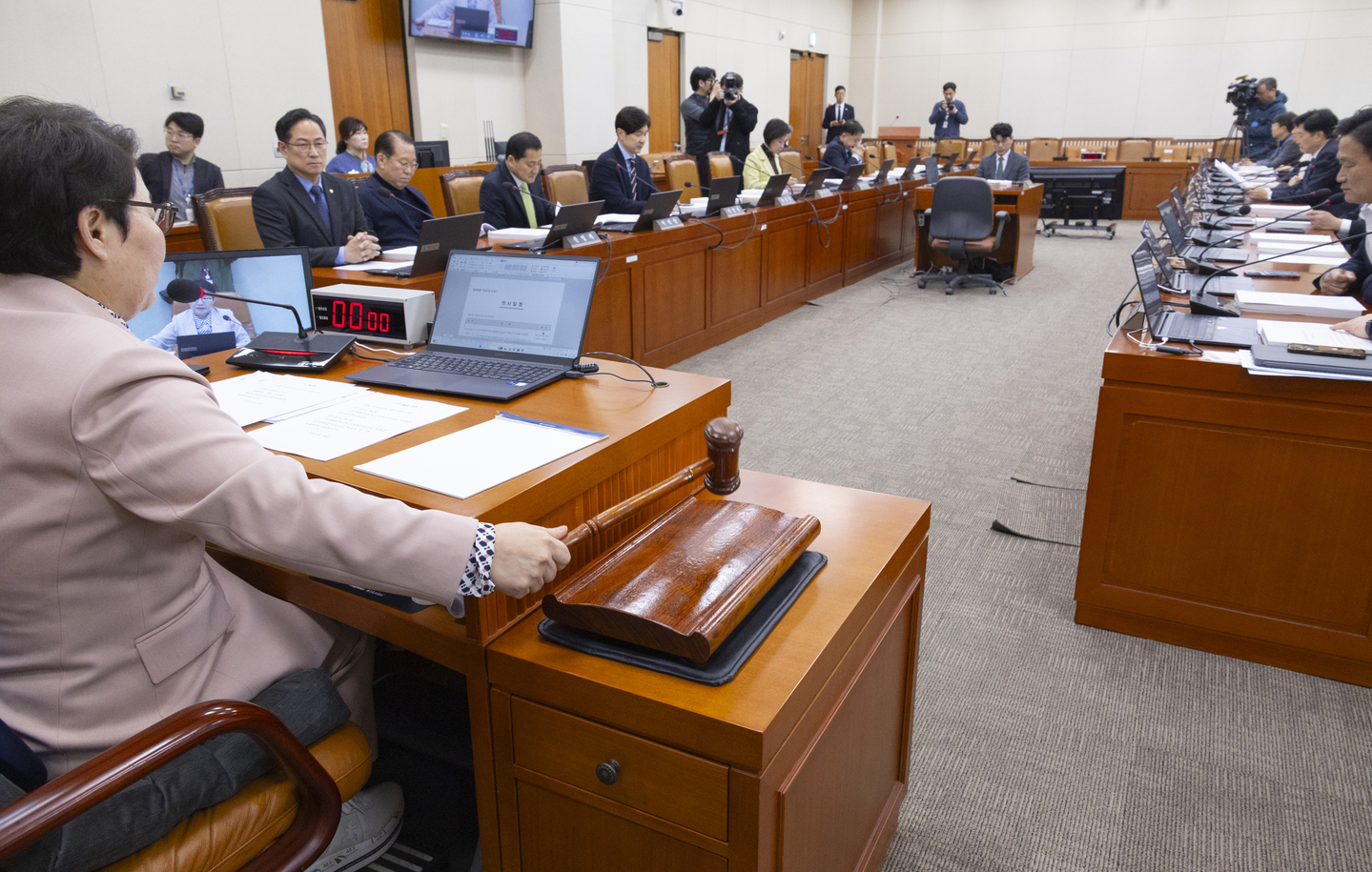Lawmakers approve a confirmation hearing report for Park Hong-keun, nominee for minister of planning and budget, during a plenary session of the National Assembly’s Finance, Economy, Planning and Budget Committee in Yeouido, western Seoul, on March 24. [YONHAP]