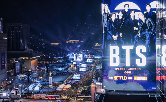 Spectators fill streets of the Gwanghwamun Square and nearby areas in central Seoul as K-pop boy band BTS performs to mark their return after four-year hiatus on March 21. [NEWS1]
