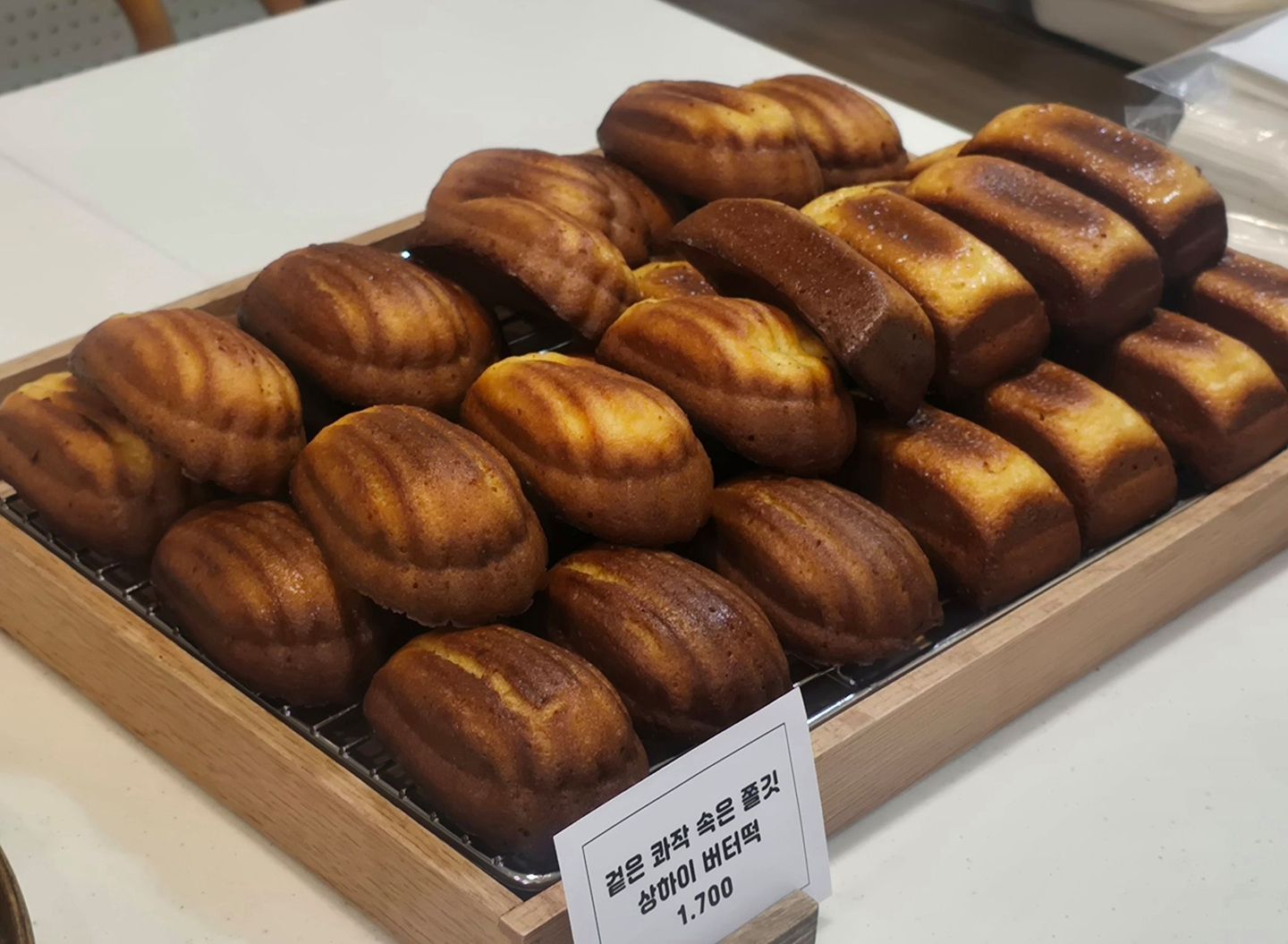 Butter rice cakes are displayed at a dessert cafe in Seoul at around 3 p.m. on March 10. Butter rice cake, made with glutinous rice flour, butter and milk, is crisp on the outside and chewy on the inside, and has recently begun trending on social media. [NOH YU-RIM]