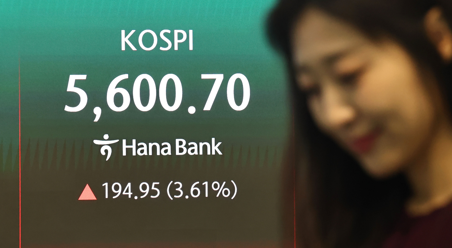 A screen in Hana Bank's trading room in central Seoul shows the Kospi opening on March 24. [YONHAP]