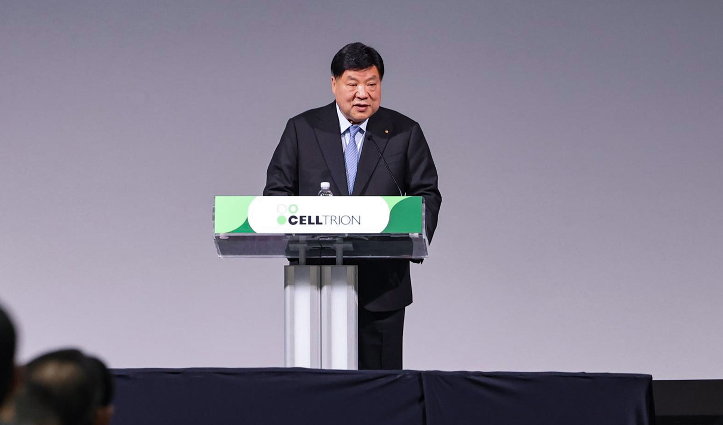 Seo Jung-jin, chairman of Celltrion, speaks at the general shareholders meeting at Songdo Conventia in Incheon on March 24. [YONHAP]
