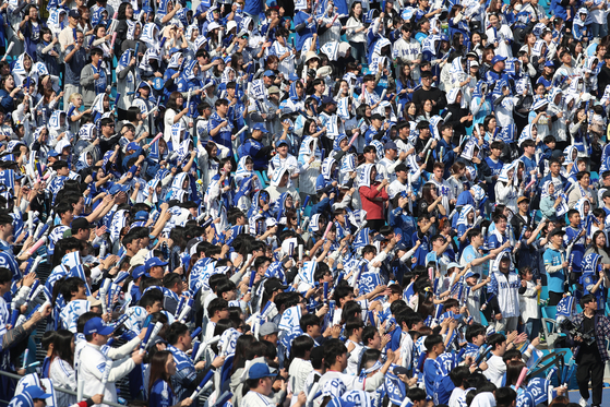 Fans cheer during a KBO preseason game between the Samsung Lions and LG Twins at Daegu Samsung Lions Park on March 22. [NEWS1] 