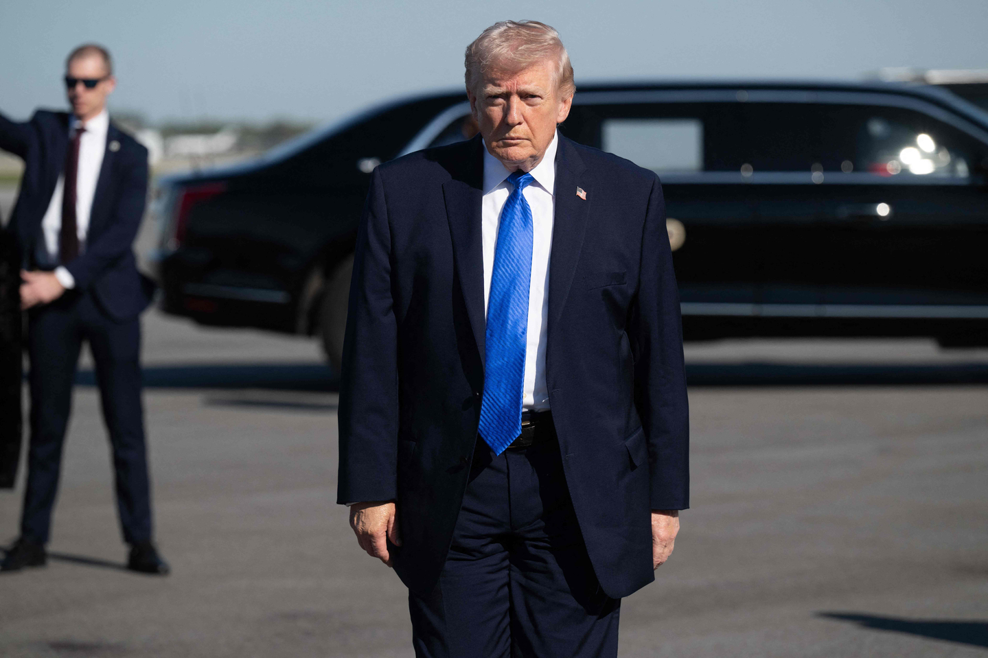 U.S. President Donald Trump walks to speak to reporters before boarding Air Force One at Palm Beach International Airport in West Palm Beach, Florida, on March 23. President Donald Trump said Monday that there are "major points of agreement" in U.S.-Iran talks, which he said must result in Tehran giving up its nuclear ambitions and enriched uranium stockpile. Trump said the talks, which Iran denies are taking place, were being conducted with a "top person" but not the country's supreme leader. [AFP/YONHAP]