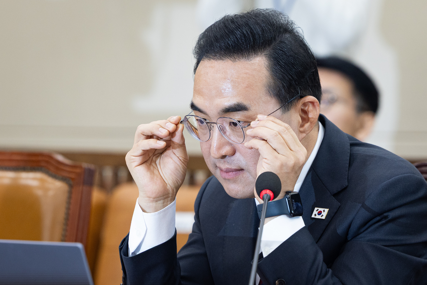  Park Hong-keun, nominee for minister of planning and budget, adjusts his glasses during a confirmation hearing at the National Assembly in Yeouido, Seoul, on March 23. [NEWS1]