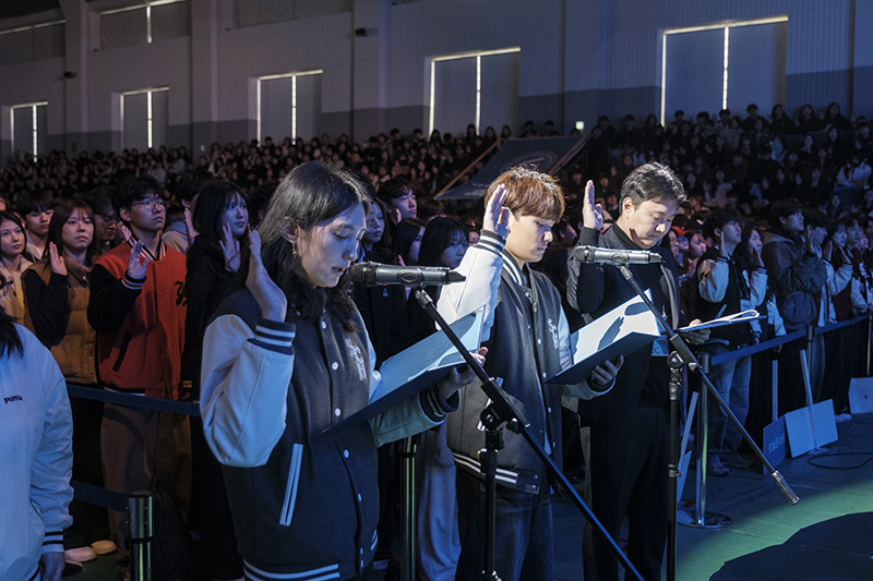 International and domestic freshmen at Soonchunhyang University read a pledge at a welcoming ceremony. [SOONCHUNHYANG UNIVERSITY]