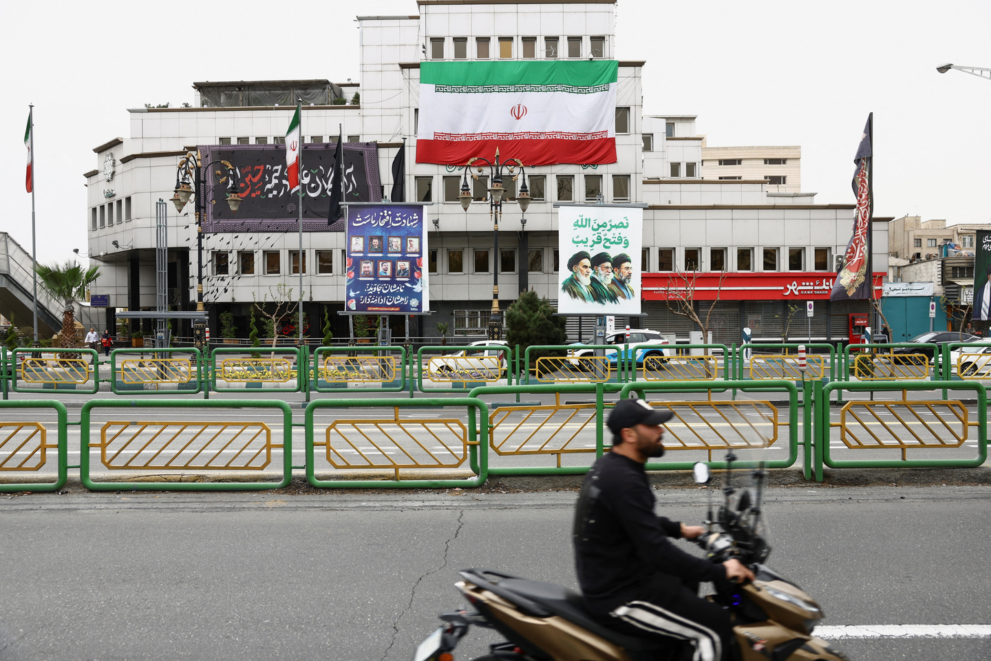 A banner with a picture of the late leader of the Islamic Revolution, Ayatollah Ruhollah Khomeini, and the late Supreme Leader of Iran, Ayatollah Ali Khamenei and Iran's new Supreme Leader, Mojtaba Khamenei, is displayed on a street, amid the U.S.-Israeli conflict with Iran, in Tehran, Iran, on March 23. [REUTERS/YONHAP]