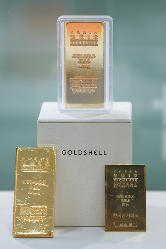  Gold bars are displayed at the Korea Gold Exchange in central Seoul on March 24. Gold prices in Korea tumbled nearly 8 percent as the Iran war continued to intensify. Gold closed at 208,530 won per gram ($4,540 per ounce) on March 23, marking a 7.87 percent drop from the previous session. [YONHAP]