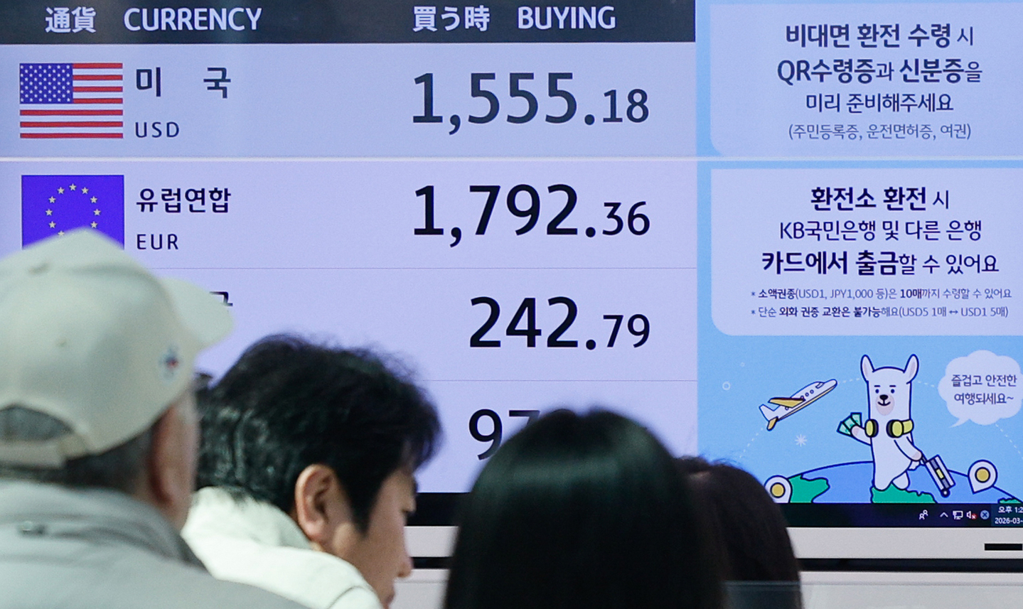 The dollar-won exchange rate is displayed at a screen at a currency exchange in Incheon International Airport on March 17. [NEWS1]