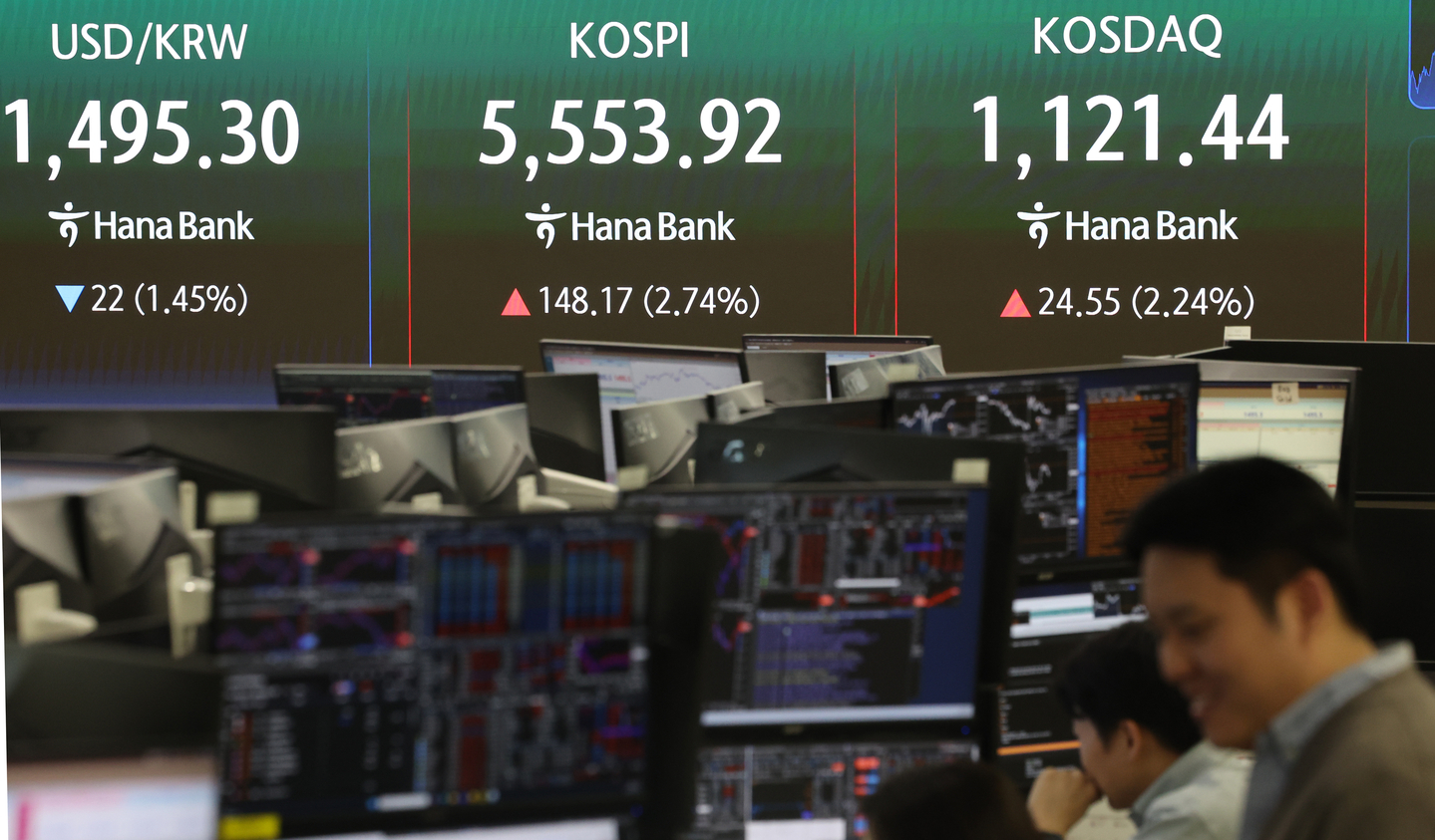 A screen in Hana Bank's trading room in central Seoul shows the Kospi closing at 5,553.92 points on March 24, up 148.17 points, or 2.74 percent, from the previous trading session. [YONHAP]