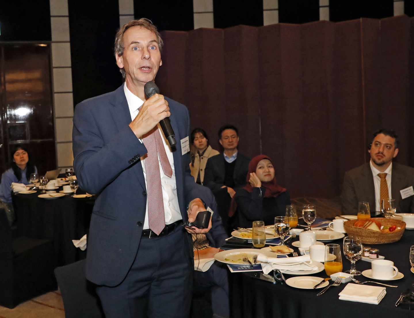 Walter van Hattum, head of the Trade and Economic Section at the EU Delegation in Seoul, asks a question at the 20th Korea Economic Forum held at the Westin Josun Hotel in Jung District, central Seoul, on March 25. [PARK SANG-MOON]