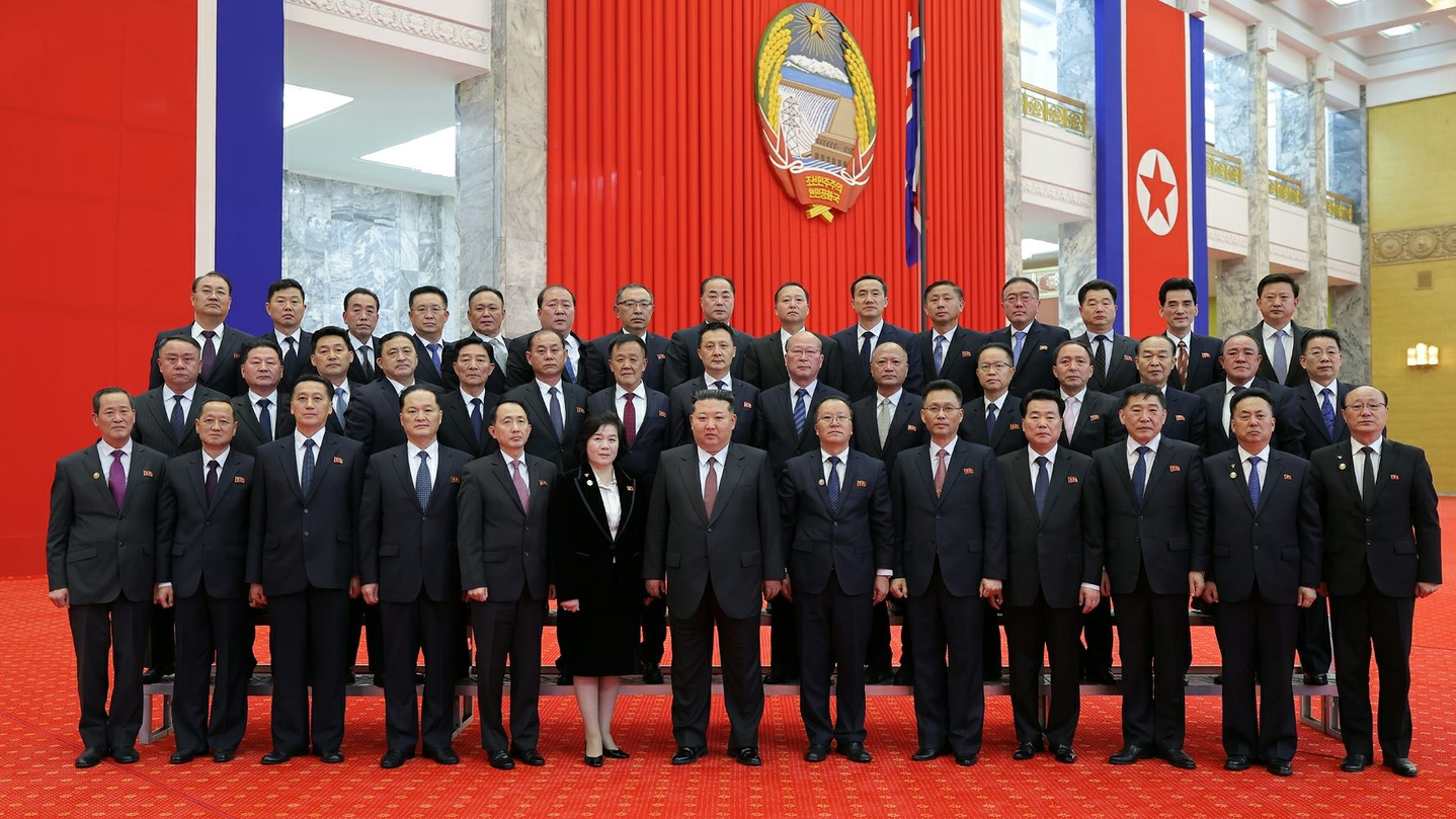 North Korean leader Kim Jong-un, center, meets newly appointed Cabinet members and deputies to the 15th Supreme People’s Assembly on March 23 at the Pyongyang Assembly Hall, and poses for a commemorative photo. [NEWS1]