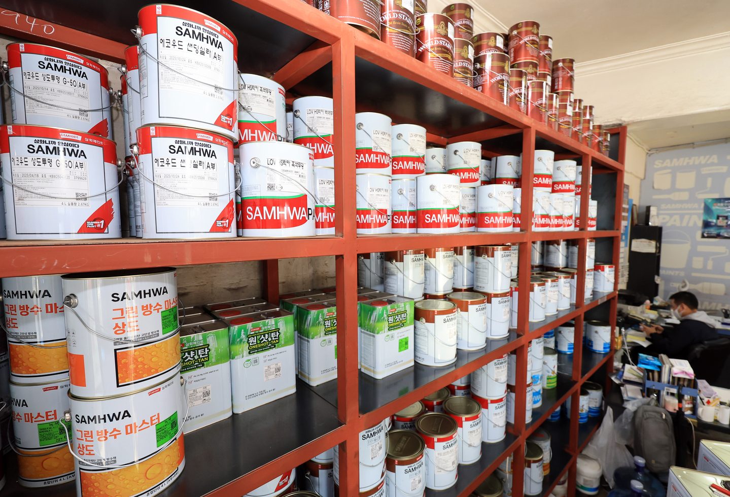 Paint cans are displayed at a store in Seoul on March 25 as some domestic paint companies announce price hikes amid a prolonged Middle East crisis and a shortage of naphtha, a key raw material for petrochemical products. The KCC notified its dealers that it will raise the prices of paints and related products by 10 to 40 percent starting from April 6. Other companies, such as Noroo, Samhwa and Jebi, plan to follow suit, starting with thinner products that carry the highest cost burden. [NEWS1]