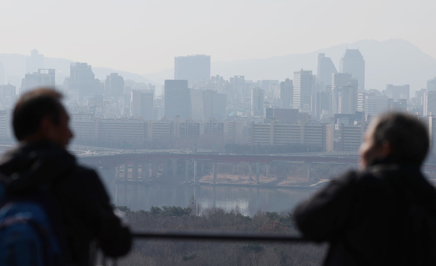 Apartment price increases in Seoul are slowing, particularly in Gangnam, Seocho, Songpa and Yongsan districts, with price growth in high-end apartments in these areas also noticeably weakening. The photo shows apartments along the Han River in Seoul on March 8. [YONHAP]