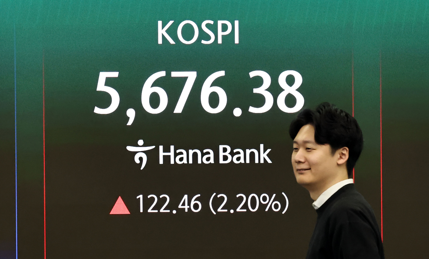 A screen in Hana Bank's trading room in central Seoul shows the Kospi opening on March 25. [YONHAP] 