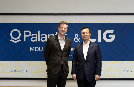LIG Nex1 CEO Shin Ick-hyun, right, and Palantir Technologies Chief Revenue Officer and Chief Legal Officer Ryan Taylor pose for a photo at Palantir's Palo Alto office on March 24. [LIG NEX1] 