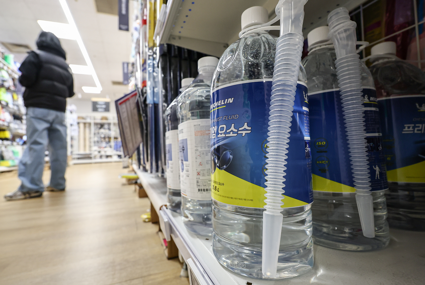 Bottles of diesel exhaust fluid are displayed at a hypermarket in Seoul on March 25, as the Korean government begins supply chain management of around 10 key items, including vehicle urea solution and garbage bags in response to the prolonged Middle East crisis. [NEWS1]