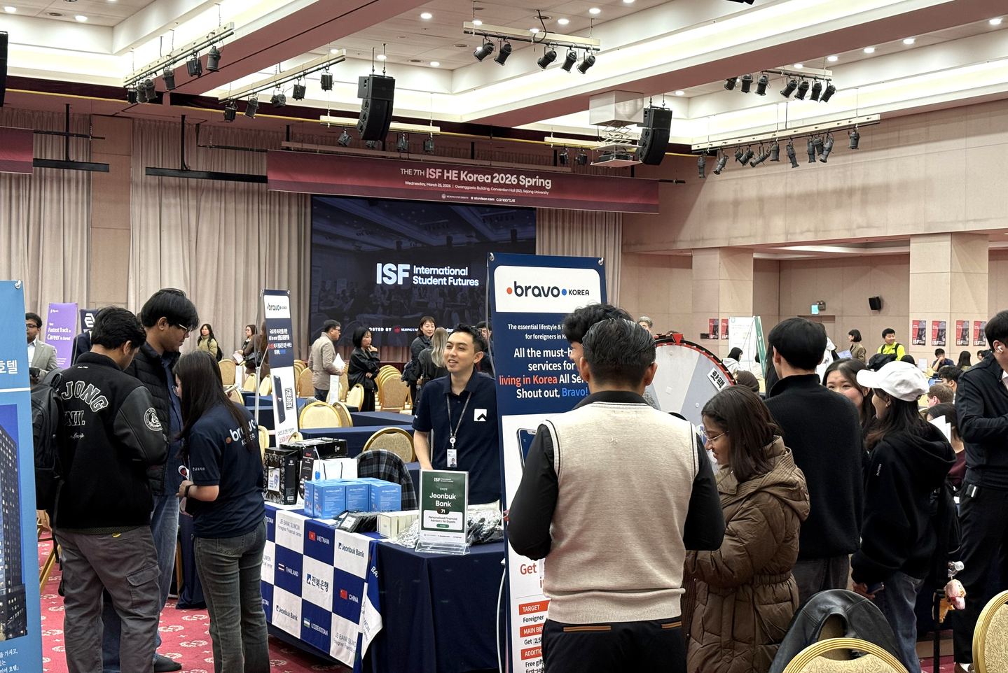 International students and representatives from companies, universities and related organizations engage in discussions at the seventh International Student Futures career fair on March 25.[YOON SEUNG-JIN]