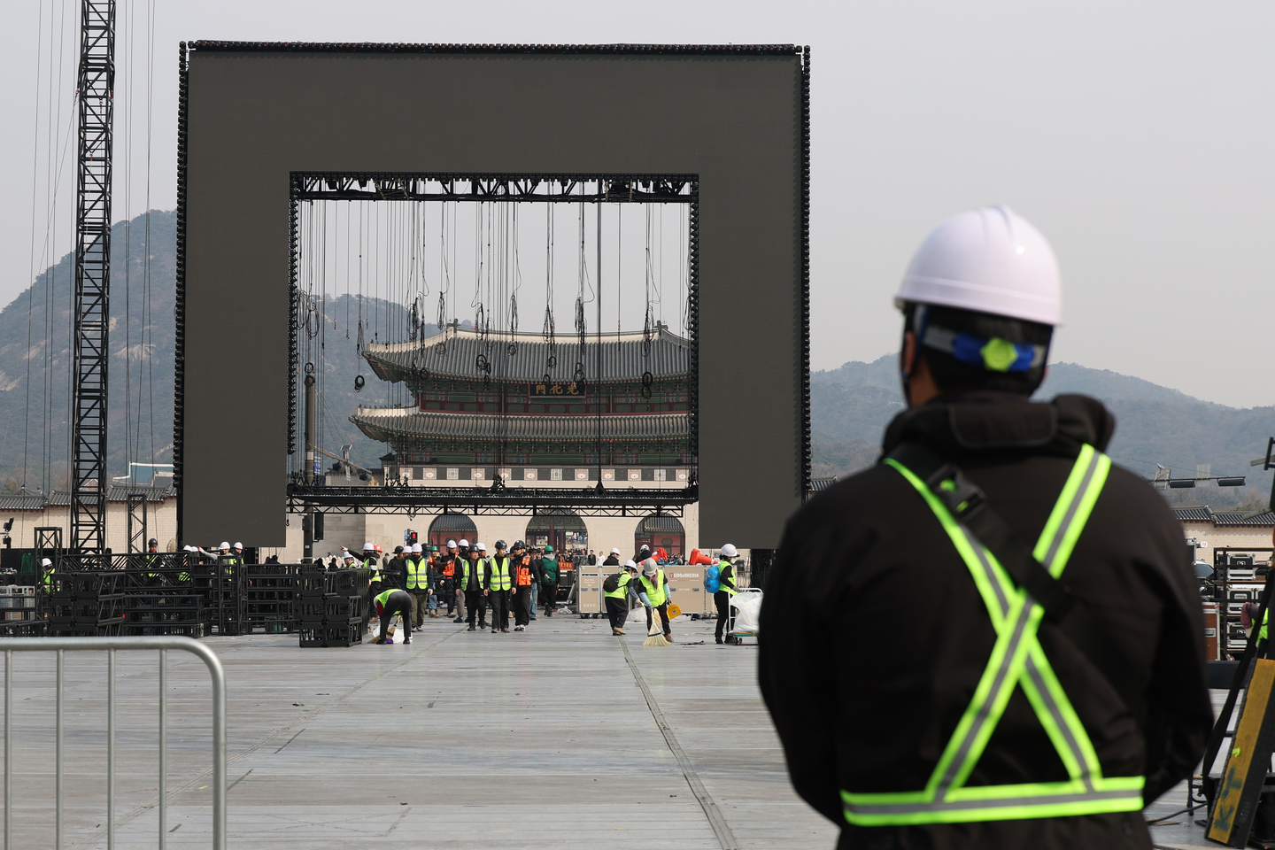 The stage for BTS's comeback performance at Gwanghwamun Square is being dismantled on March 22. [YONHAP]