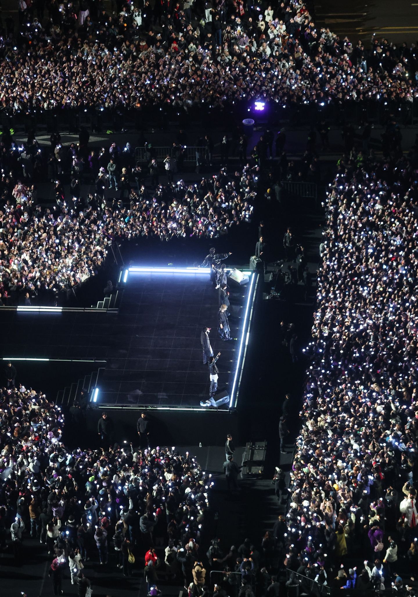 BTS performs onstage during its comeback show, "BTS The Comeback Live: Arirang," at Gwanghwamun Square in Jongno District, central Seoul, on March 21. [YONHAP] [YONHAP]