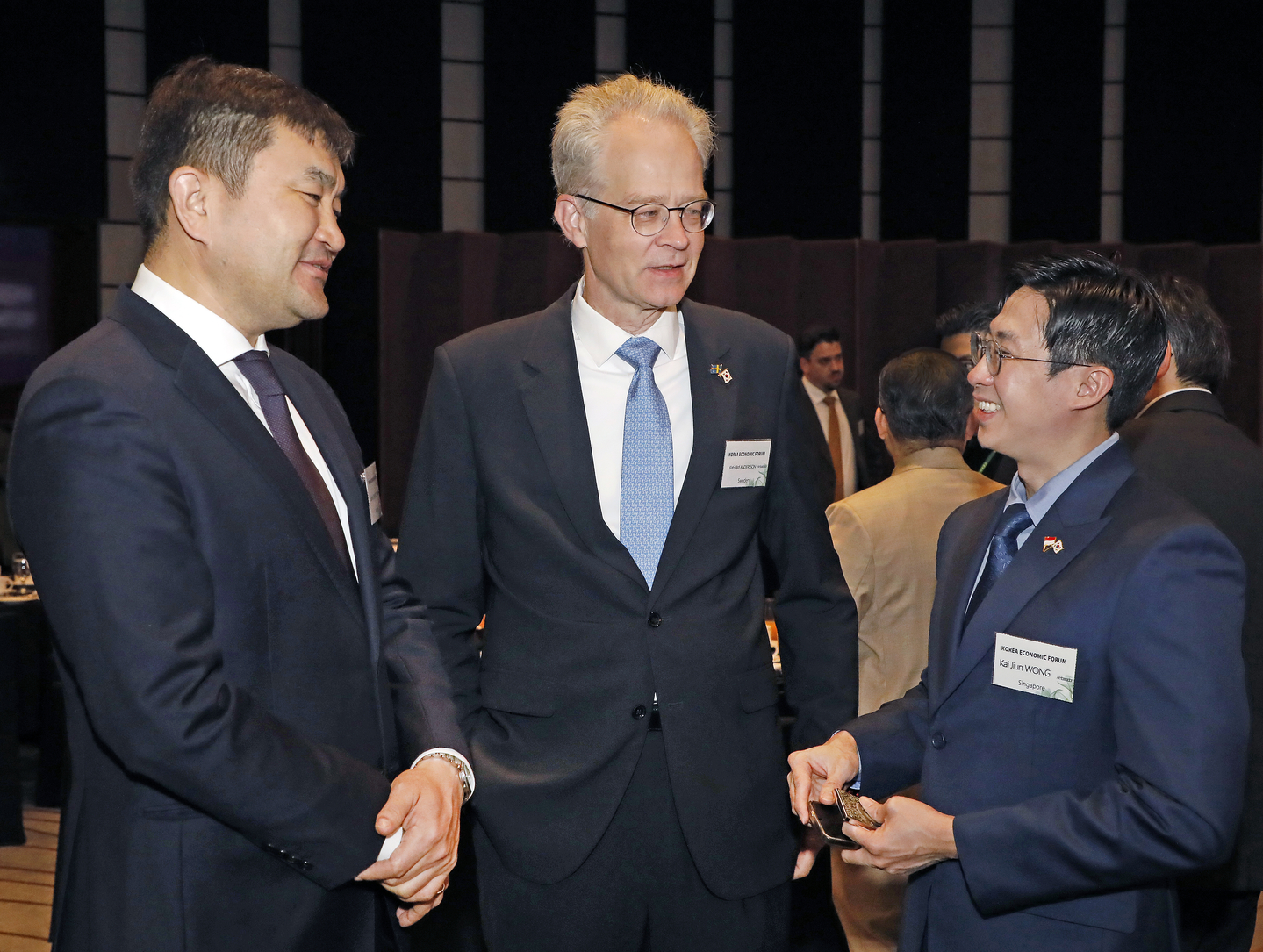 From left: Mongolian Ambassador to Korea Sukhee Sukhbold, Swedish Ambassador Karl-Olof Andersson and Singaporean Ambassador Kai Jiun Wong speak at the 20th Korea Economic Forum held at the Westin Josun Hotel in Jung District, central Seoul, on March 25. [PARK SANG-MOON]