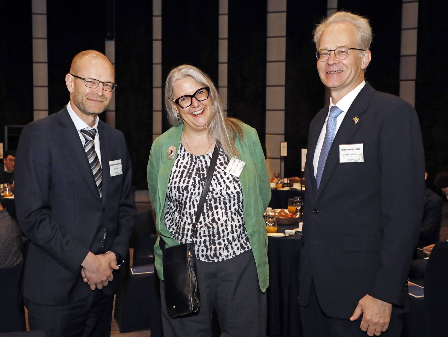 From left: Finnish Ambassador Jyri Jarviaho, Irish Ambassador Michelle Winthrop and Swedish Ambassador Karl-Olof Andersson pose for a photograph at the 20th Korea Economic Forum held at the Westin Josun Hotel in Jung District, central Seoul, on March 25. [PARK SANG-MOON]