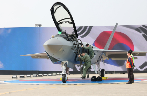 The KF-21 fighter jet at the launching ceremony on March 25 at the Korea Aerospace Industries headquarters in Sacheon, South Gyeongsang. [JOINT PRESS CORPS]