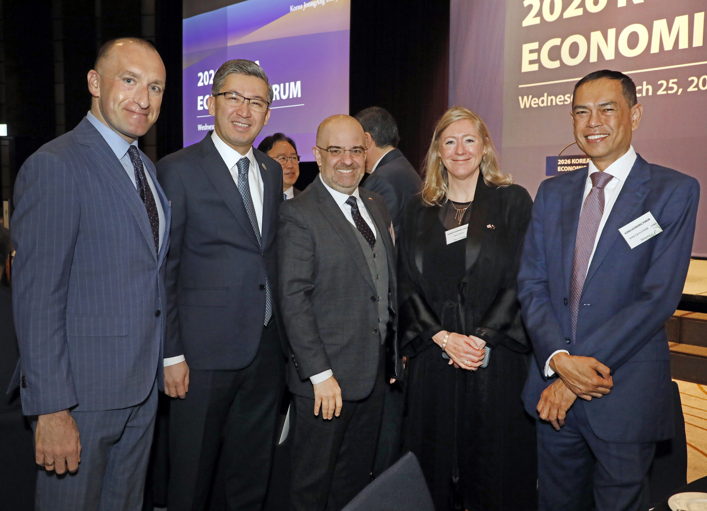 From left: Polish Ambassador Bartosz Wisniewski, Uzbek Ambassador Alisher Abdusalomov, Bulgarian Ambassador Petar Kraytchev, New Zealand Ambassador Dawn Bennet and Malaysian Ambassador Mohd Zamruni Khalid pose for a group photograph at the 20th Korea Economic Forum held at the Westin Josun Hotel in Jung District, central Seoul, on March 25.[PARK SANG-MOON]