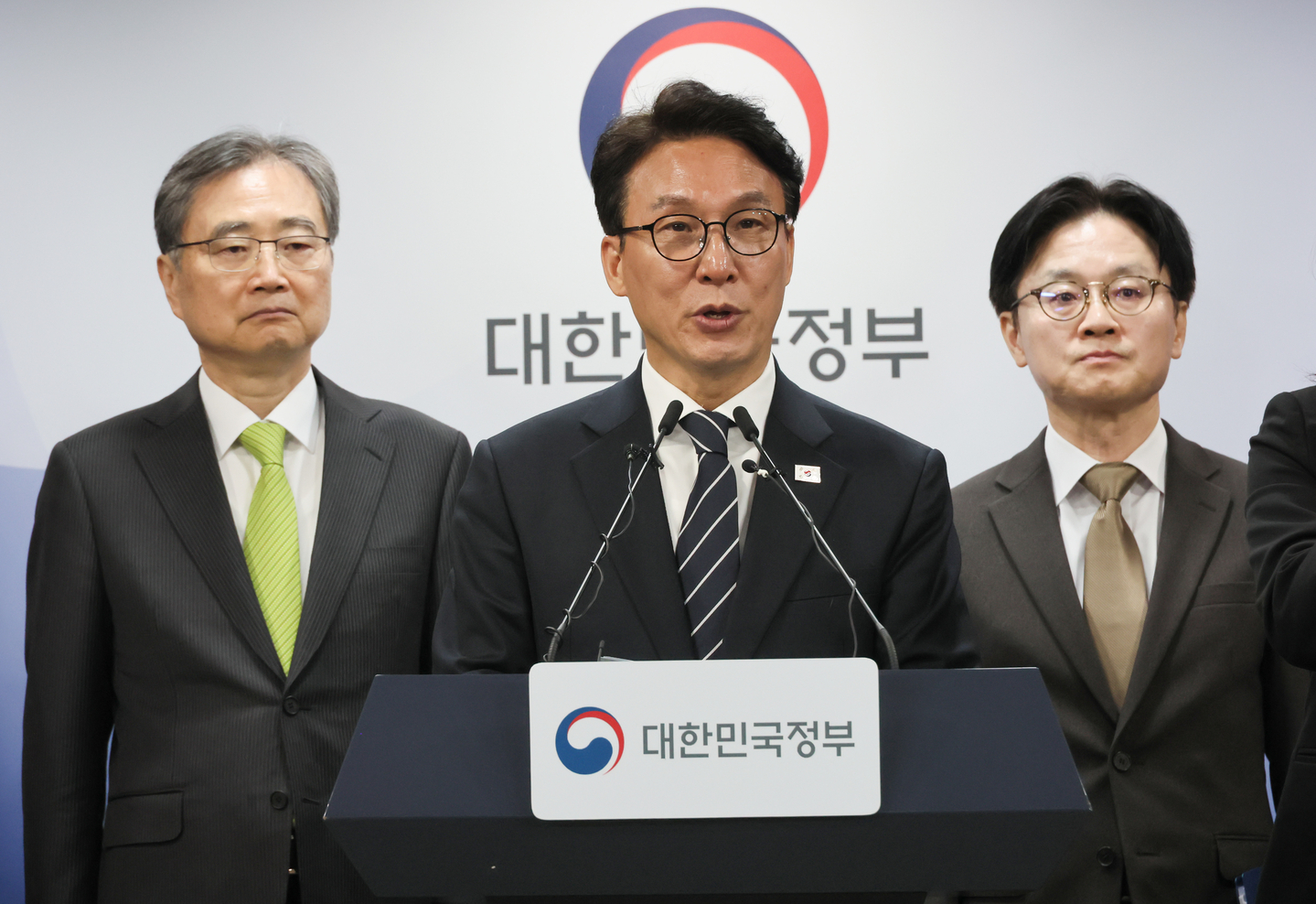 Prime Minister Kim Min-seok, center, gives a briefing on the government's response to economic fallout from the ongoing conflict in the Middle East at the government complex in Jongno District, central Seoul, on March 25. Next to him are Foreign Minister Cho Hyun, left, and Trade Minister Kim Jung-kwan. [YONHAP] 