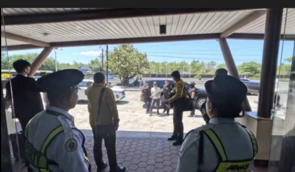 Park Wang-yeol, known as a “drug kingpin,” arrives at San Jose Airport in the Philippines on March 25. [MINISTRY OF JUSTICE] 