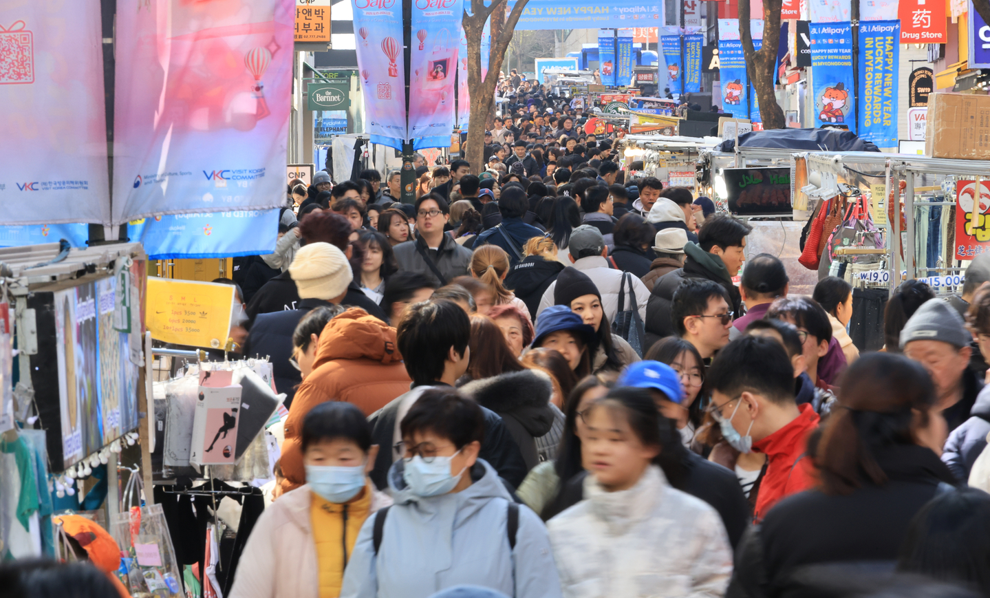 Myeongdong in Seoul is packed with people on Feb. 18, the last day of the Lunar New Year holiday. [YONHAP] 
