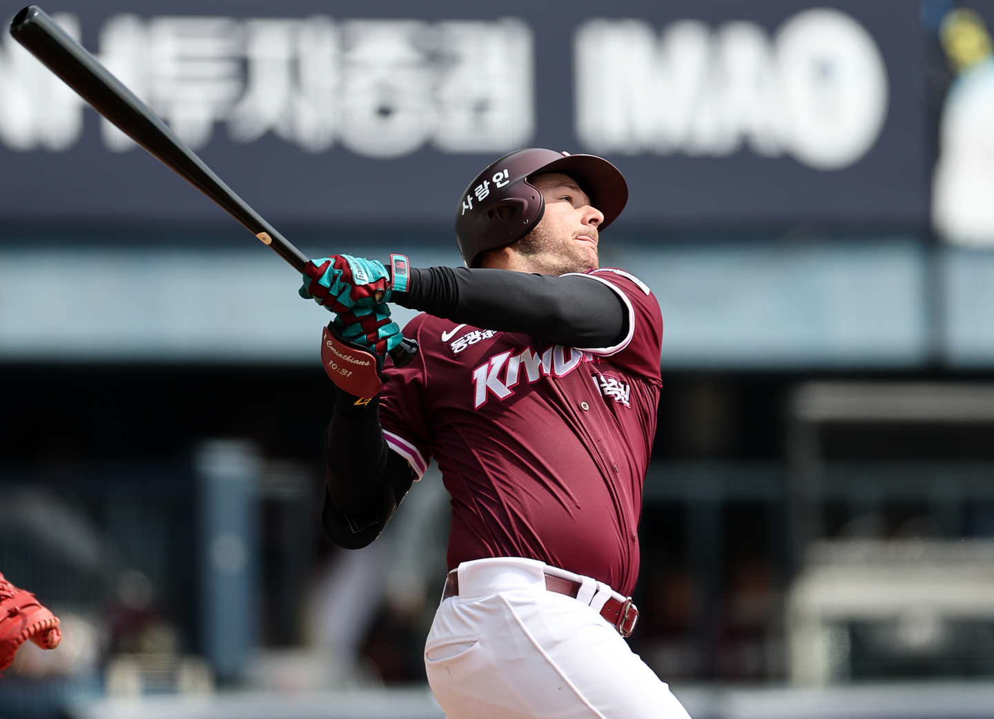 KBO baseball player Trenton Brooks swings in a game at the Jamsil Baseball Stadium in Songpa District, southern Seoul, on March 23. [YONHAP]