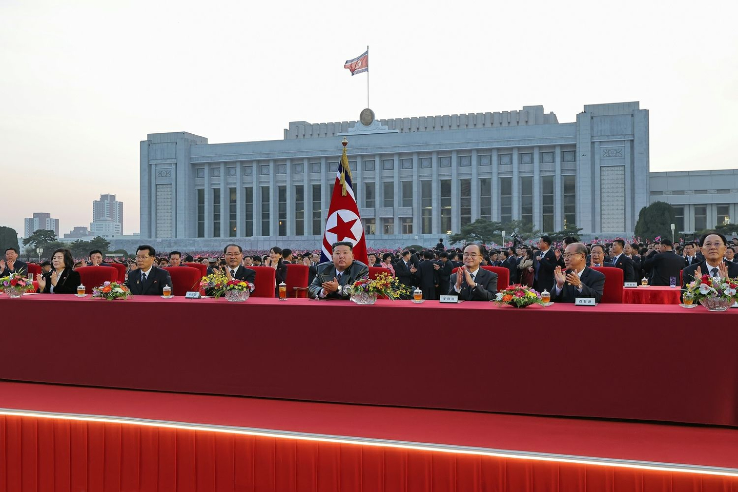 North Korean leader Kim Jong-un, center, and senior officials watch a performance by artists on March 23 to celebrate the successful first session of the 15th Supreme People’s Assembly. [NEWS1]
