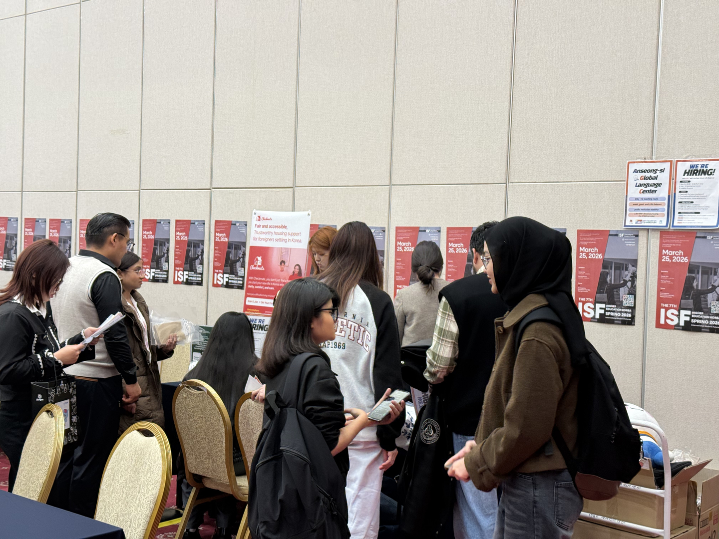 International students and representatives from companies, universities and related organizations engage in discussions at the seventh International Student Futures career fair on March 25.[YOON SEUNG-JIN]