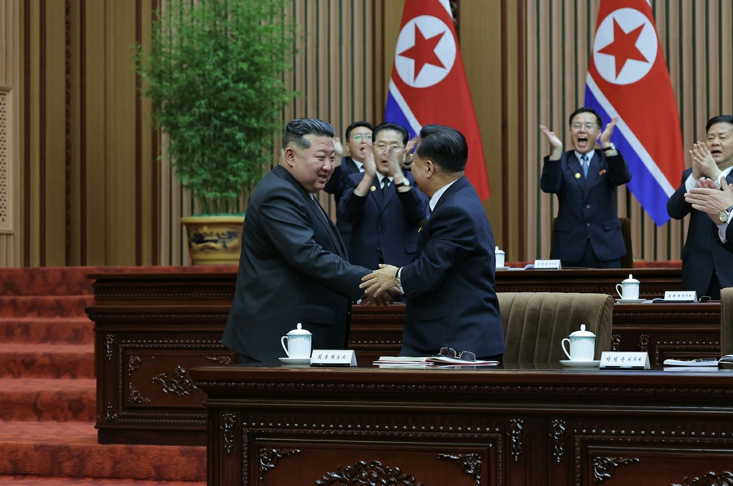 North Korean leader Kim Jong-un, left, greets former chairman of the Standing Committee of the Supreme People’s Assembly Choe Ryong-hae on March 23 on the second day of the first session of the 15th Supreme People’s Assembly. [NEWS1]