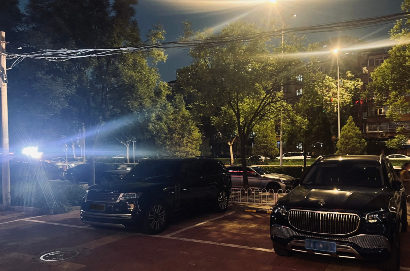 Luxury cars, including a Maybach and a Range Rover, are parked outside the North Korean restaurant Okryugwan in Beijing, China, in a photo provided by a source who requested anonymity. [JOONGANG ILBO]