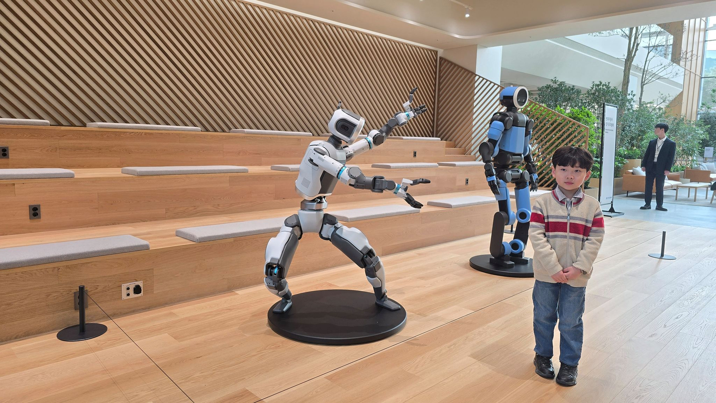 Elementary school student Kim Da-on, aged 9, poses for a photo with a model of the humanoid robot Atlas at Hyundai Motor’s shareholder meeting on March 26. [LEE SU-JEONG]