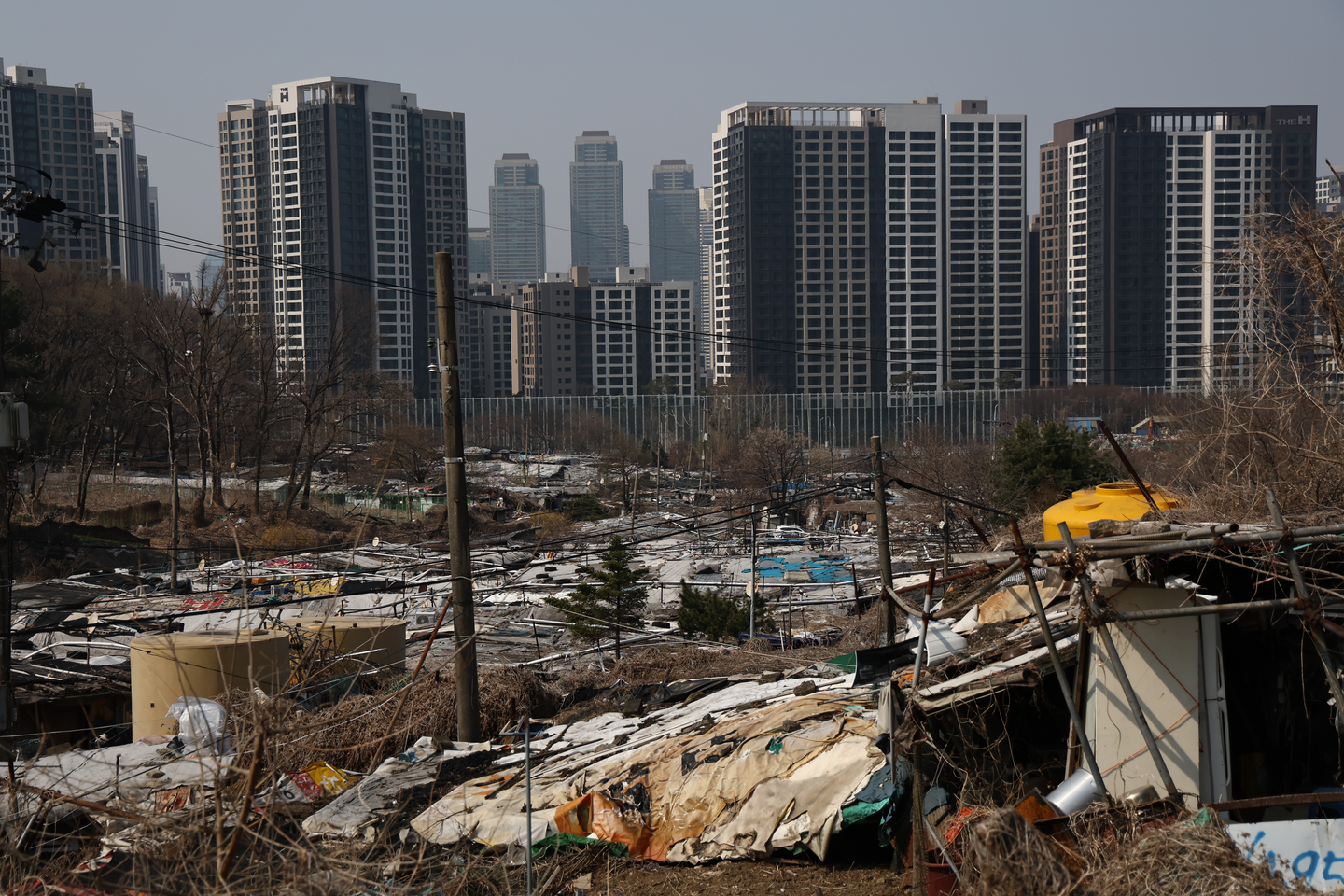Redevelopment plans have been unveiled for Guryong Village in Gaepo-dong, Gangnam District, often described as the last remaining shantytown in southern Seoul. The Seoul Metropolitan Government said on March 31, 2025, that it will accelerate the project with completion targeted for 2029. The photo, taken on April 1, 2025, shows the rundown village contrasted with high-end residential complexes in nearby Gaepo-dong and Dogok-dong. [YONHAP]