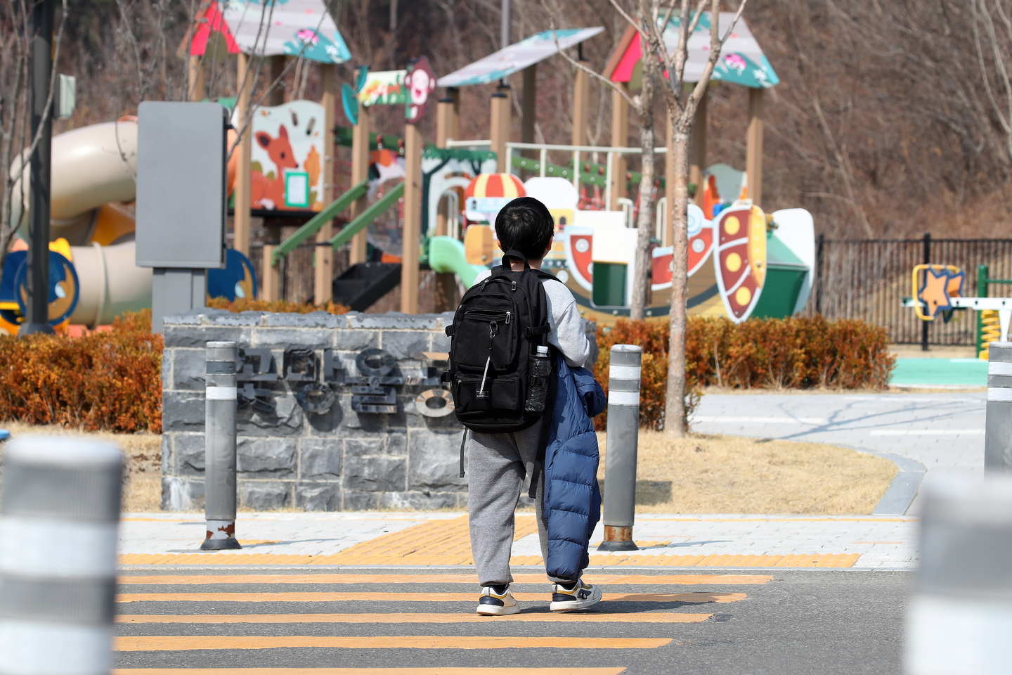 A child walks to a playground in Daegu on March 17. [NEWS1]