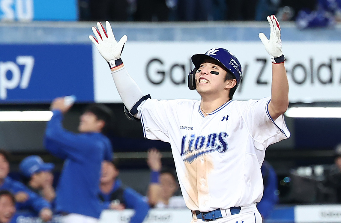 Samsung Lions’ Kim Young-woong celebrates after hitting a three-run home run with one out and runners on first and second in the bottom of the seventh inning during Game 4 of the KBO postseason playoffs against the Hanwha Eagles at Samsung Lions Park in Daegu on Oct. 22, 2025. [NEWS1]