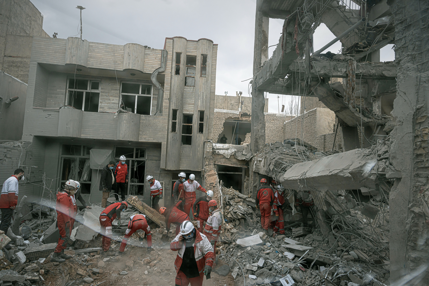 First responders inspect the debris of a residential building hit in an overnight strike during the U.S.-Israeli military campaign in Tabriz, Iran, on March 24. [AP/YONHAP]