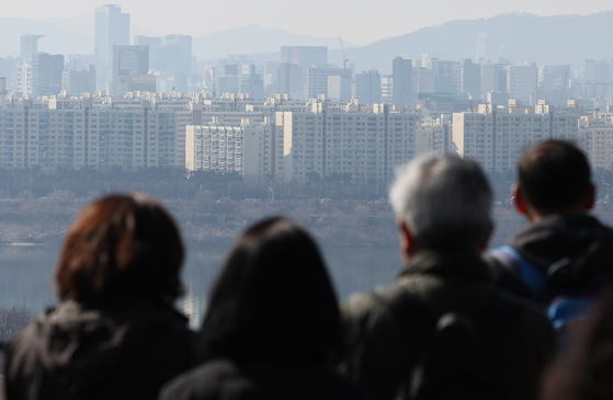 Apartment complexes are seen near the Han River on March 8. [YONHAP]