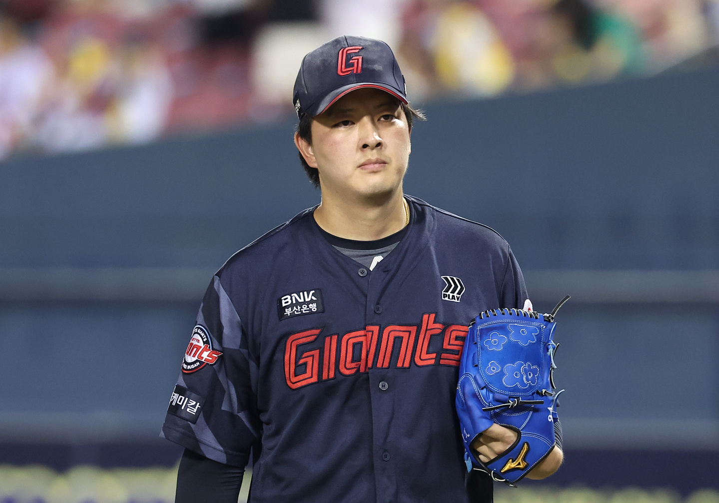 Lotte Giants’ Kim Won-jung heads to the dugout after retiring LG Twins’ Moon Bo-gyeong on a groundout to shortstop with two outs and the bases loaded in the bottom of the 10th inning during a KBO League game at Jamsil Baseball Stadium in Songpa District, southern Seoul, on Aug. 21, 2025. [NEWS1]