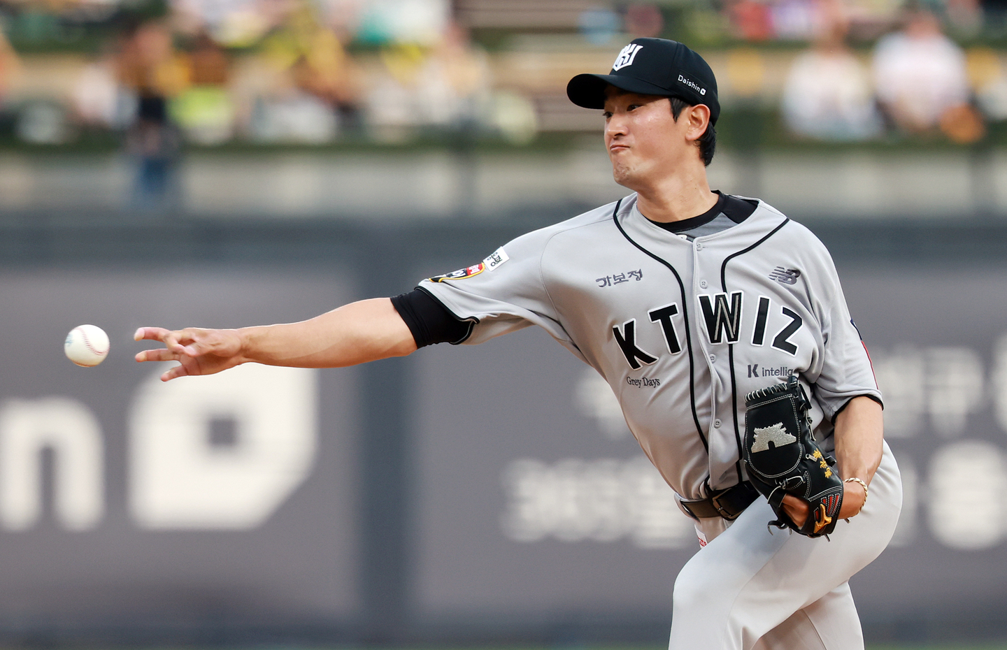 KT Wiz starter Ko Young-pyo throws a pitch in the top of the first inning during a KBO game against the Kia Tigers at KT Wiz Park in Suwon, Gyeonggi, on May 21, 2025. [NEWS1]