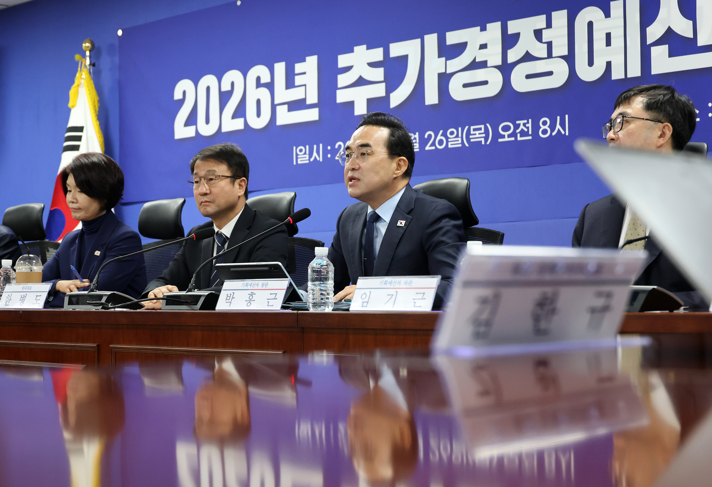 Planning and Budget Minister Park Hong-keun, third from left, speaks during a consultative meeting of party and government officials at the National Assembly in Seoul on March 26 over an extra budget proposal that the government has made as part of efforts to support small- and mid-sized firms and vulnerable households hit by a prolonged war in the Middle East. [YONHAP] 