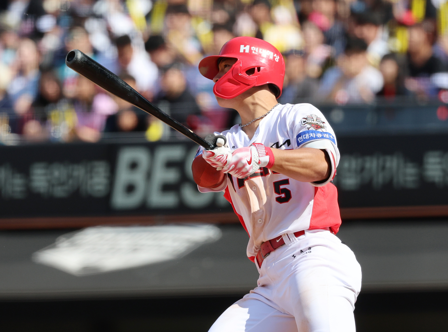 Kia Tigers’ Kim Do-yeong hits a run-scoring double in the bottom of the fifth inning during a KBO game against the Doosan Bears at Kia Champions Field in Gwangju on May 18, 2025. [YONHAP]