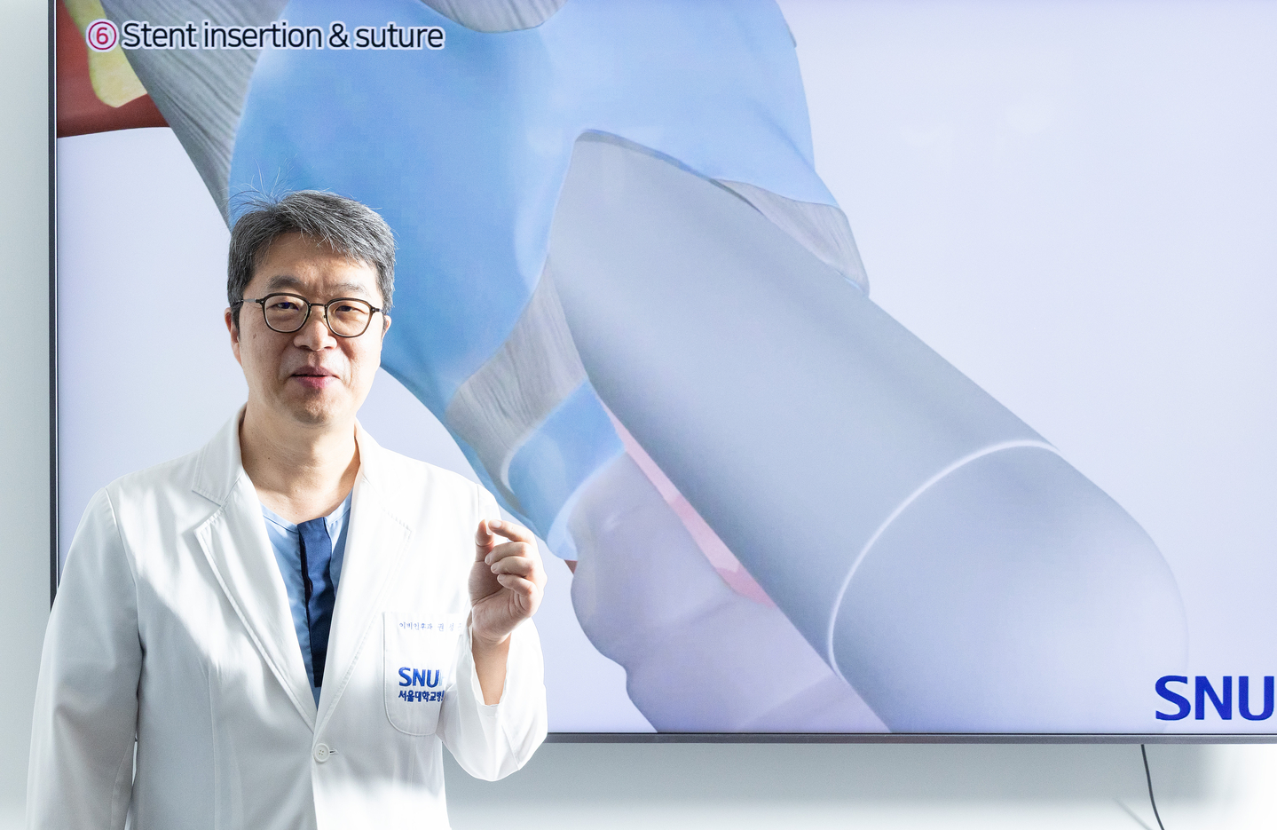 Dr. Kwon Seong-keun of Seoul National University Hospital holds a pediatric stent on March 20. [WOO SANG-JO]