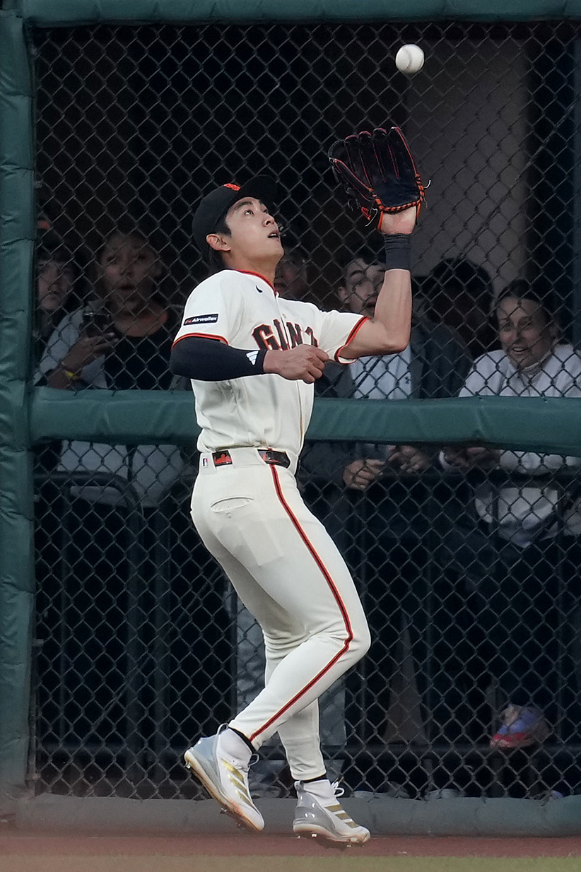 San Francisco Giants right fielder Lee Jung-hoo makes a catch against the New York Yankees during the clubs' MLB regular-season game at Oracle Park in San Francisco on March 25, in this Imagn Images photo via Reuters. [YONHAP] 