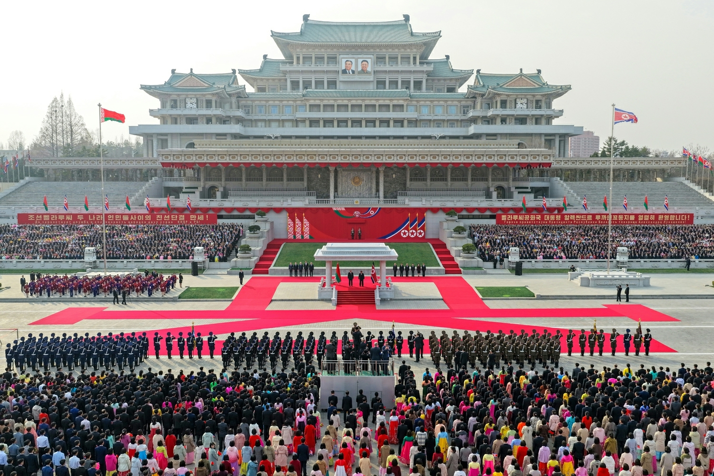 A welcoming ceremony for Belarusian President Alexander Lukashenko's visit to Pyongyang in North Korea is held at Kim Il Sung Square on March 25, as seen in this photo carried by North Korea's official Rodong Simun the following day. [NEWS1]