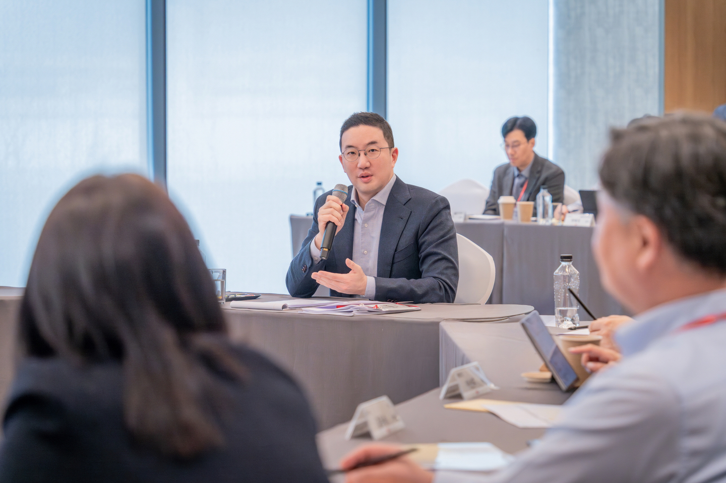 LG Group Chairman Koo Kwang-mo speaks at a meeting with senior LG executives at the Namsan Leadership Center in Jung District, central Seoul, on March 25 in this photo provided by the company the following day. [LG]