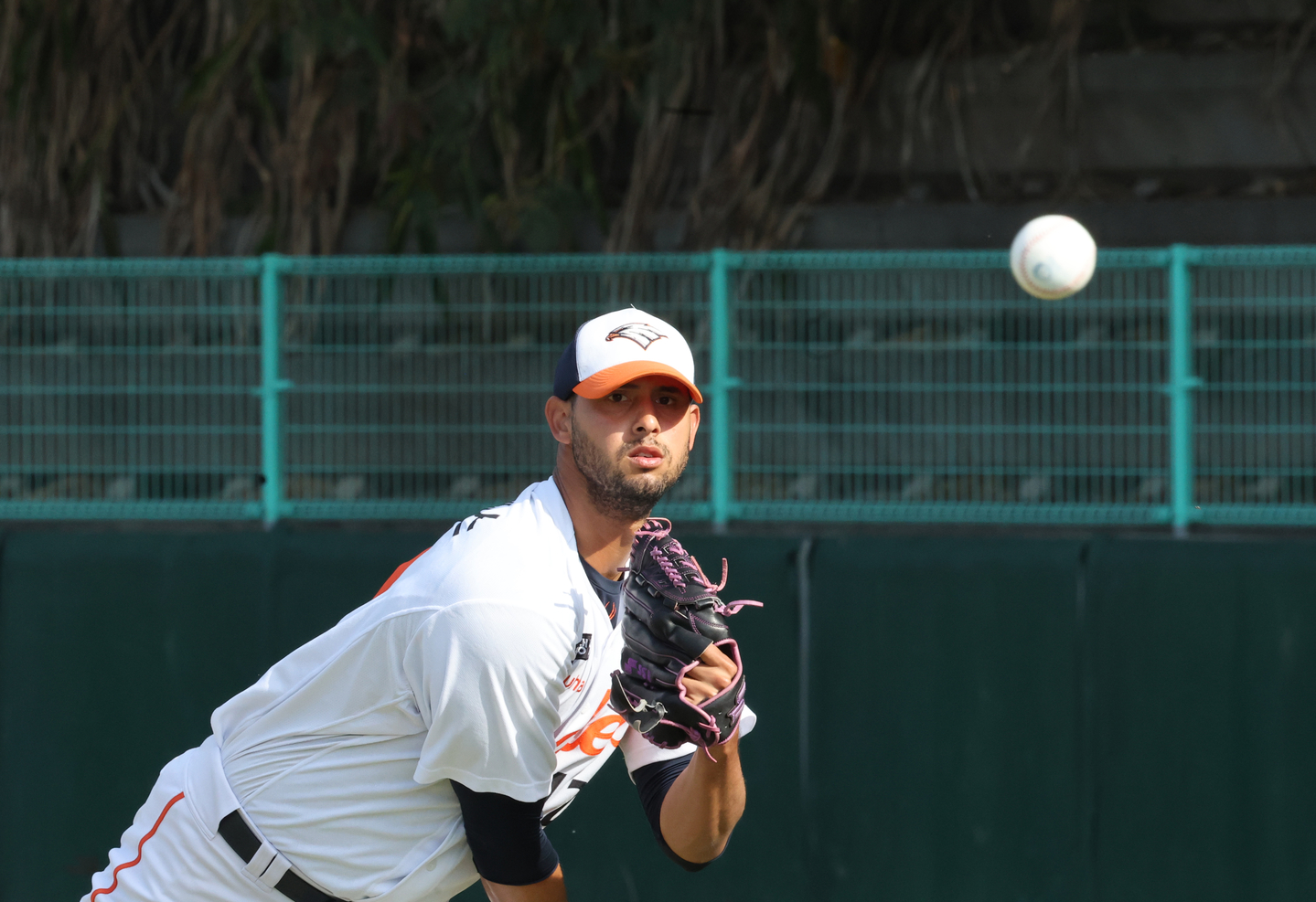 Hanwha Eagles’ Wilkel Hernandez prepares for training during the Eagles’ spring training camp at Kochinda Sports Park in Okinawa, Japan, on March 4. [YONHAP]